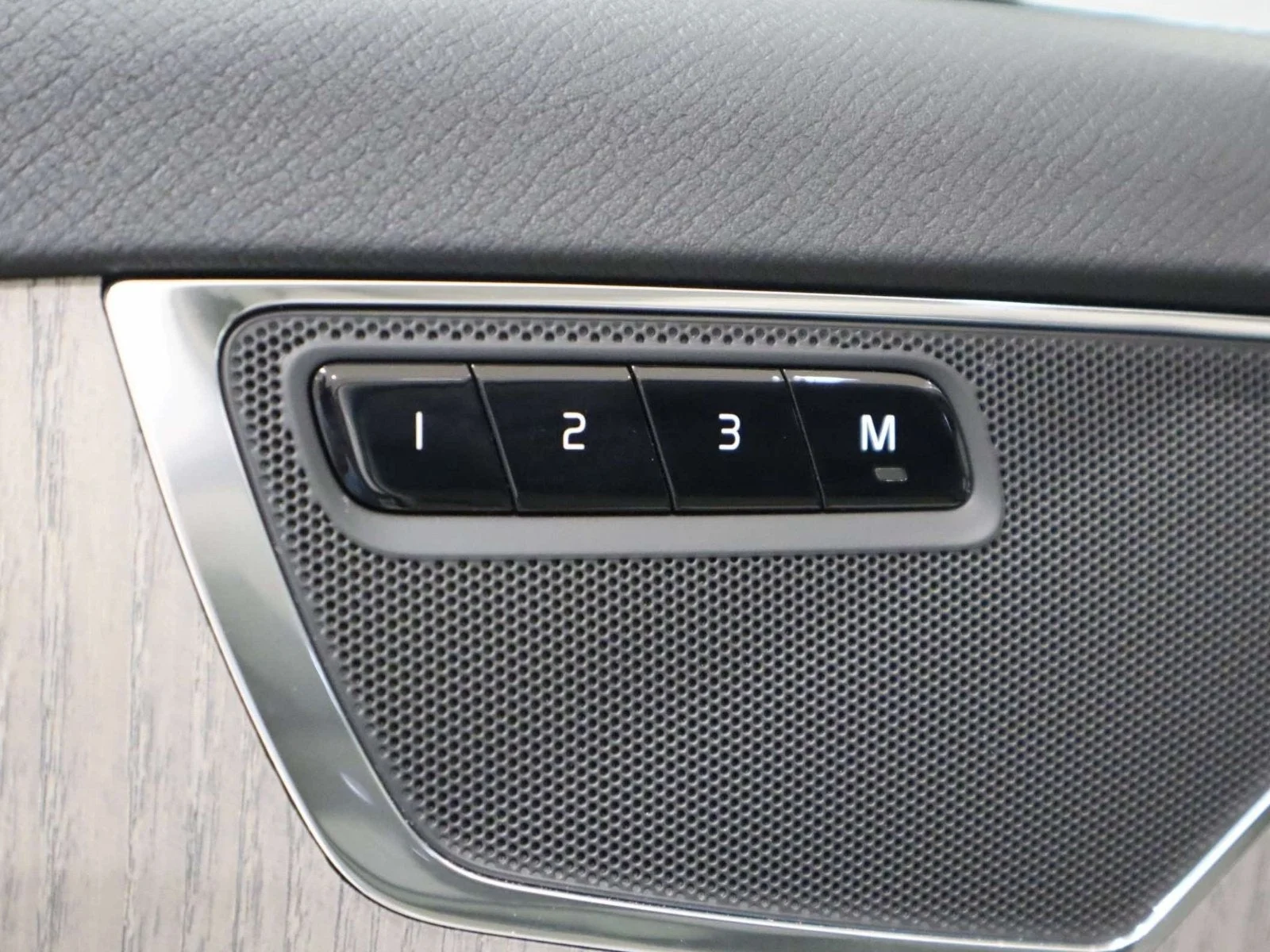 Used 2025 White Volvo Plus image 21