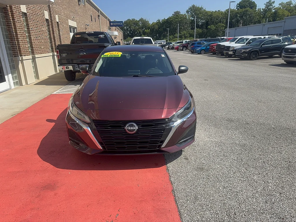 Used 2025 Garnet Pearl Metallic Nissan 2.5 SV image 2