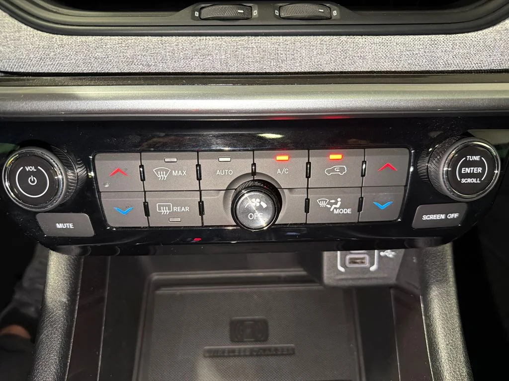Certified Used 2024 Red Hot Pearlcoat Jeep Latitude Lux image 32