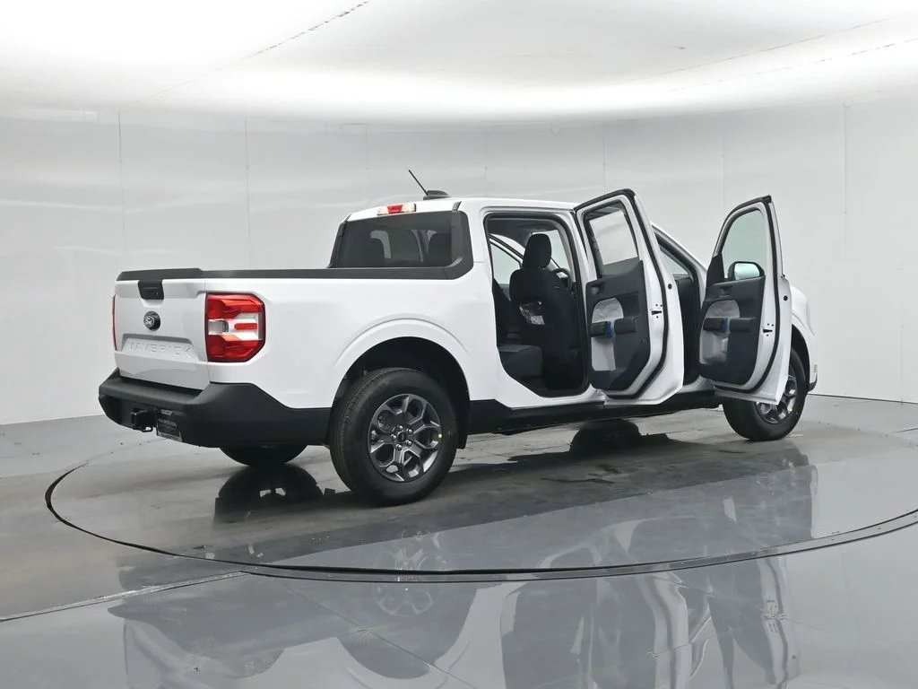 New 2026 Oxford White Ford XLT image 5