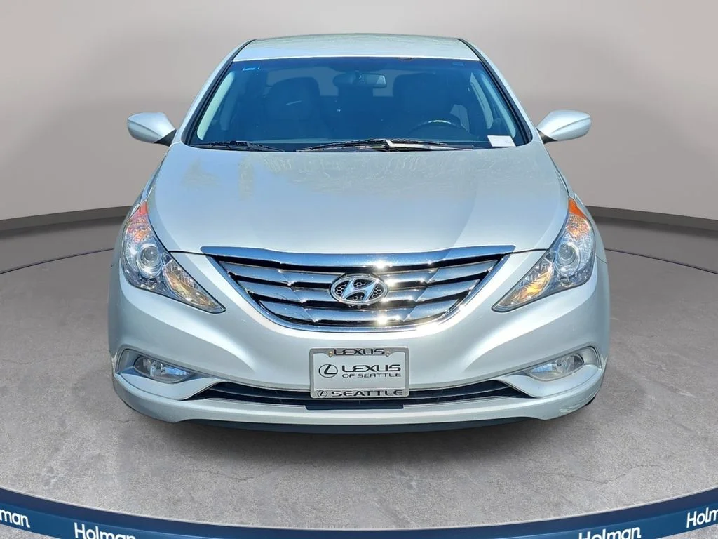 Used 2011 Silver Hyundai SE image 3