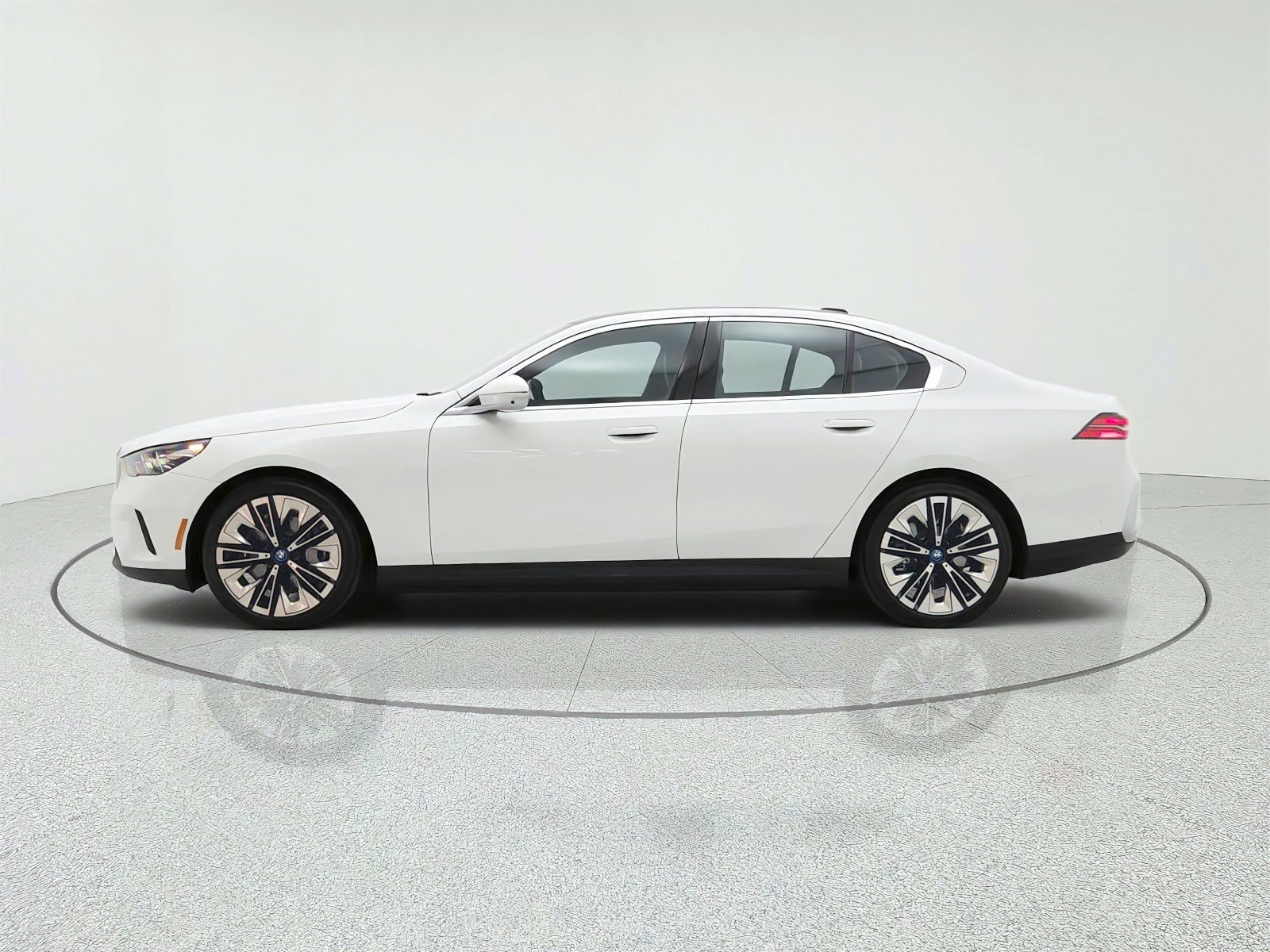 Used 2025 Alpine White BMW xDrive40 image 8
