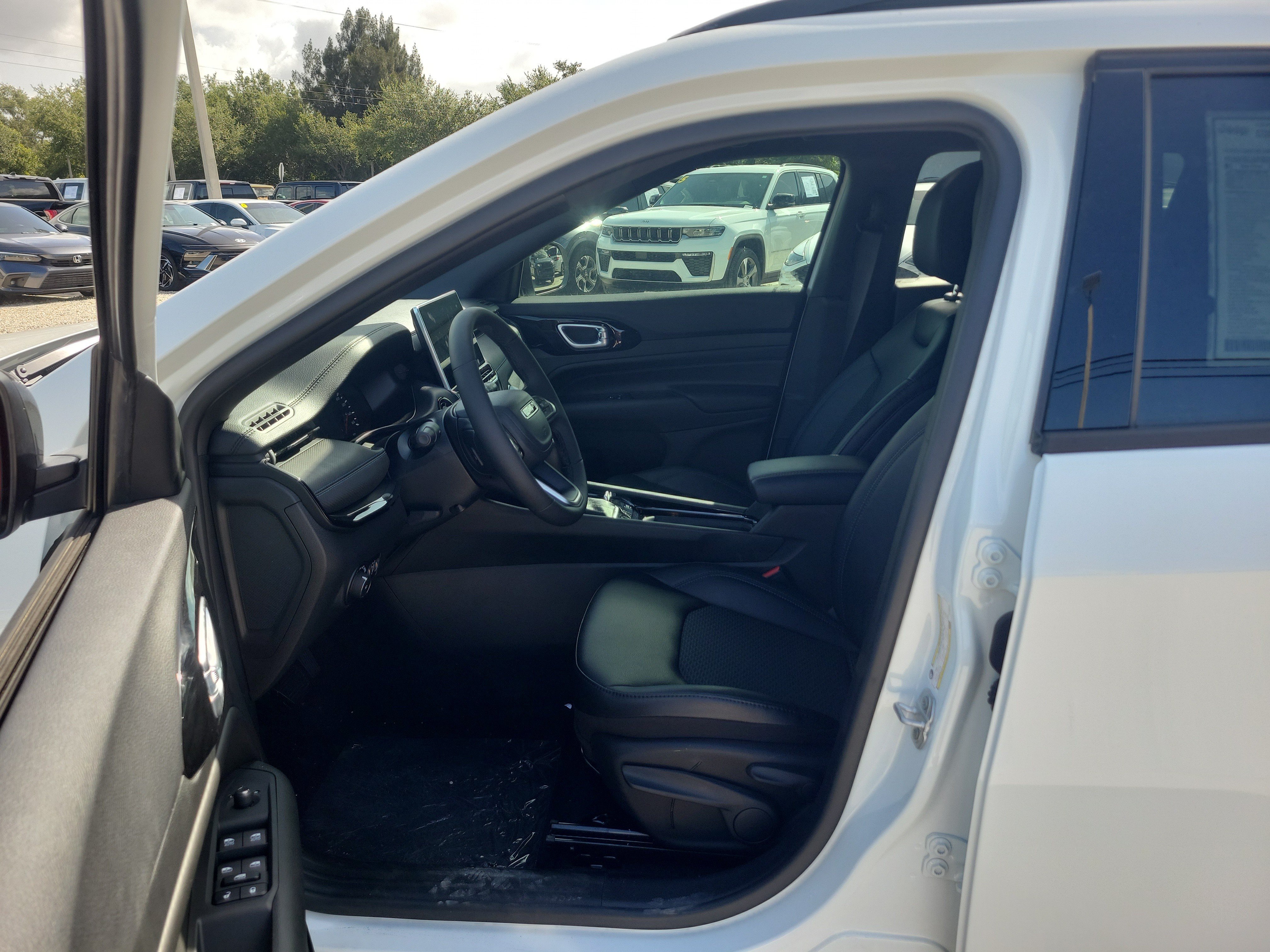 New 2026 Bright White Clearcoat Jeep Latitude Altitude image 20