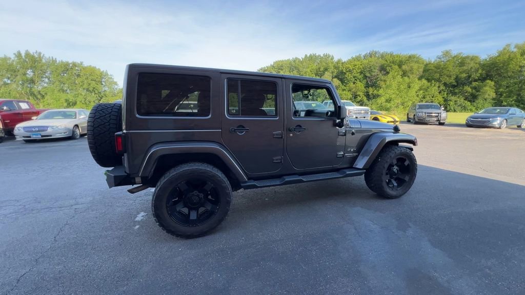 Used 2018  Jeep Sahara image 5