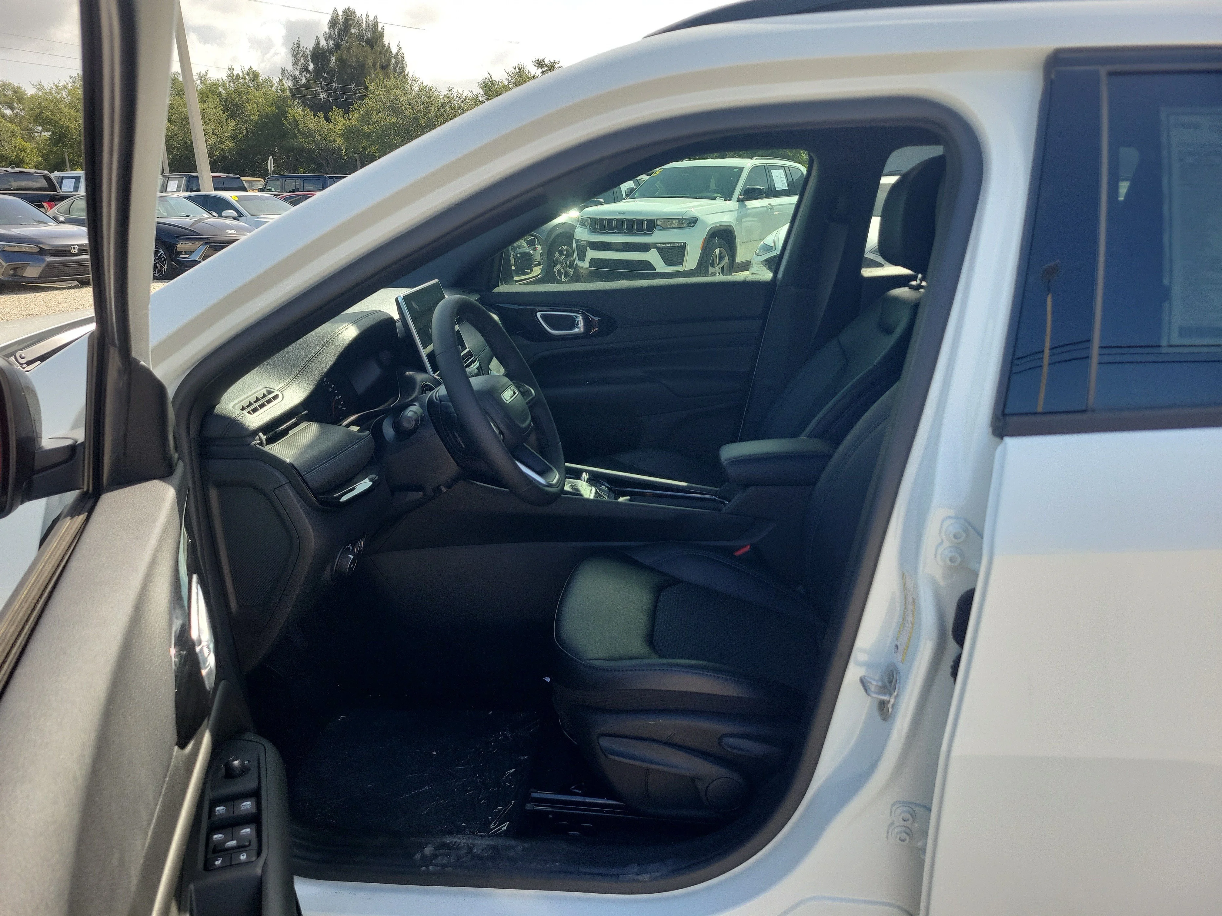 New 2026 Bright White Clearcoat Jeep Latitude Altitude image 20