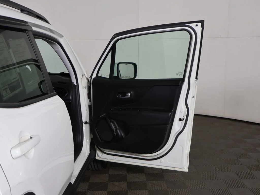 Used 2018 White Jeep Latitude image 17