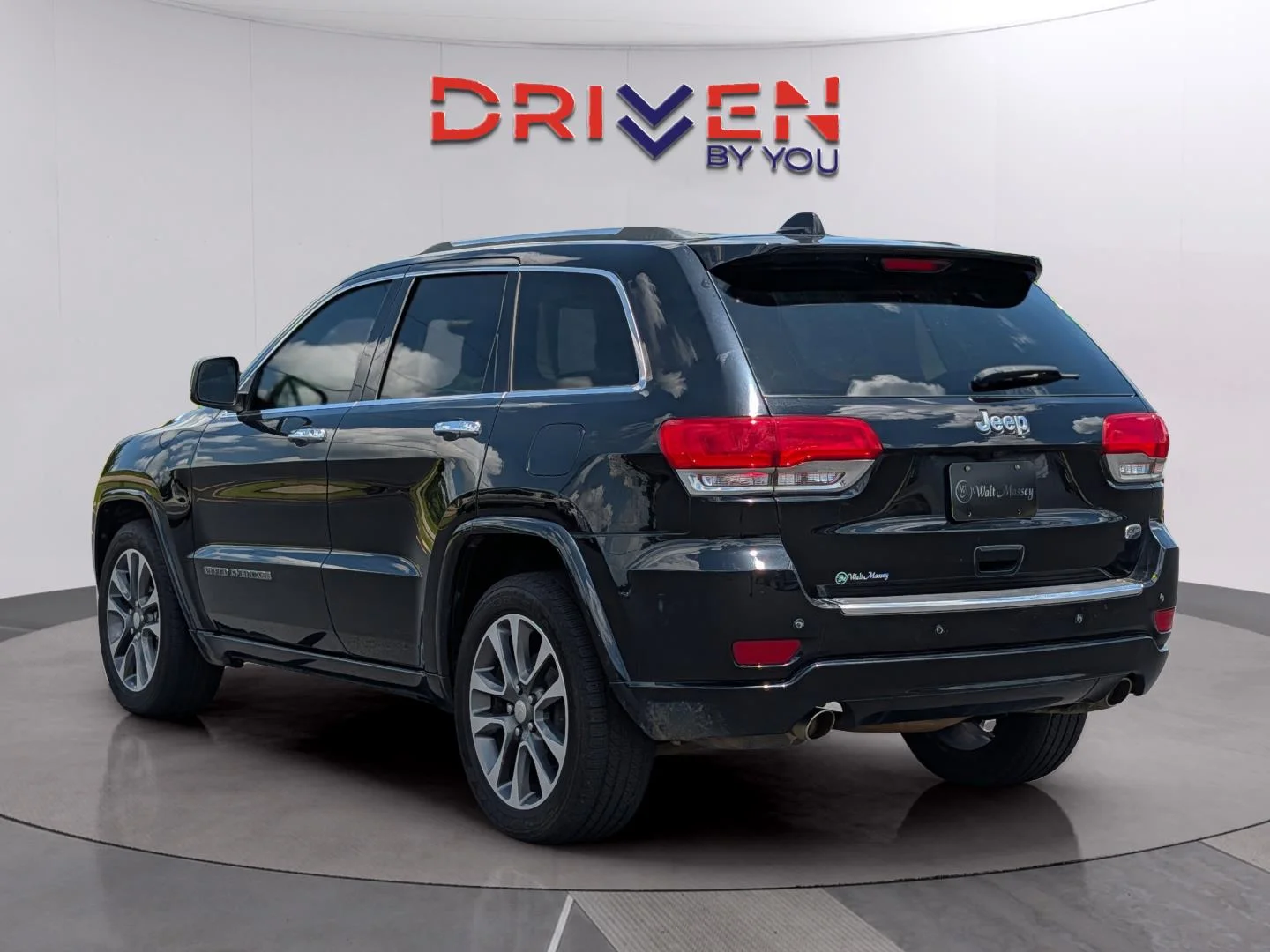 Used 2017 Diamond Black Crystal Pearlcoat Jeep Overland image 3