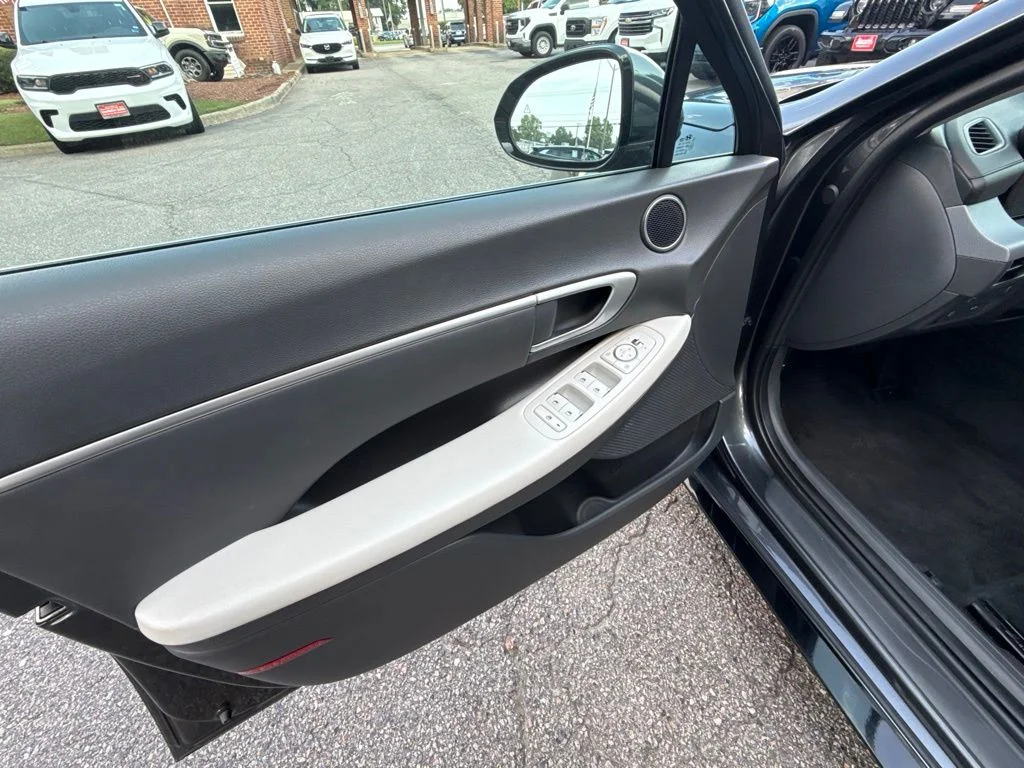 Used 2025 Gray Hyundai SEL image 13