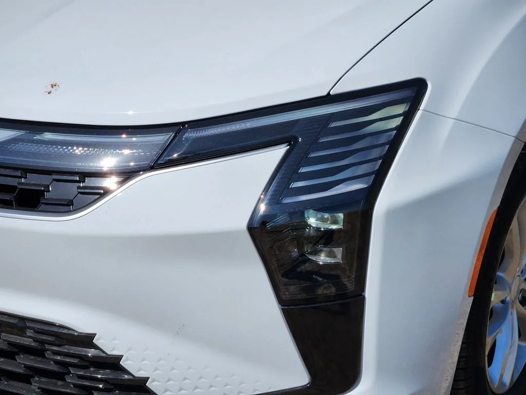 New 2027 Bright White Clear-Coat Exterior Paint Chrysler Select image 5
