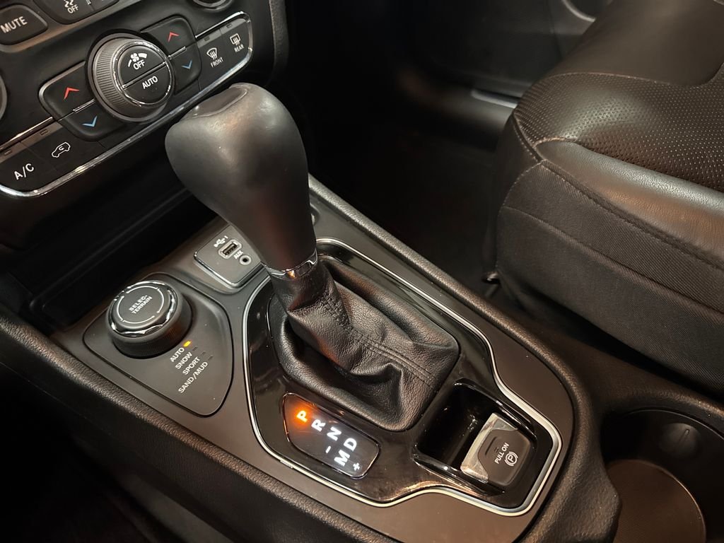 Used 2020 Gray Jeep Limited image 25