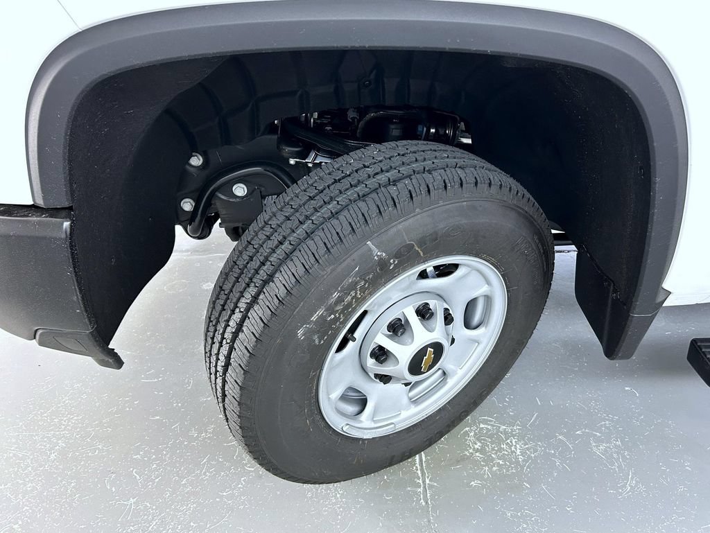 New 2026 Summit White Chevrolet WT image 24