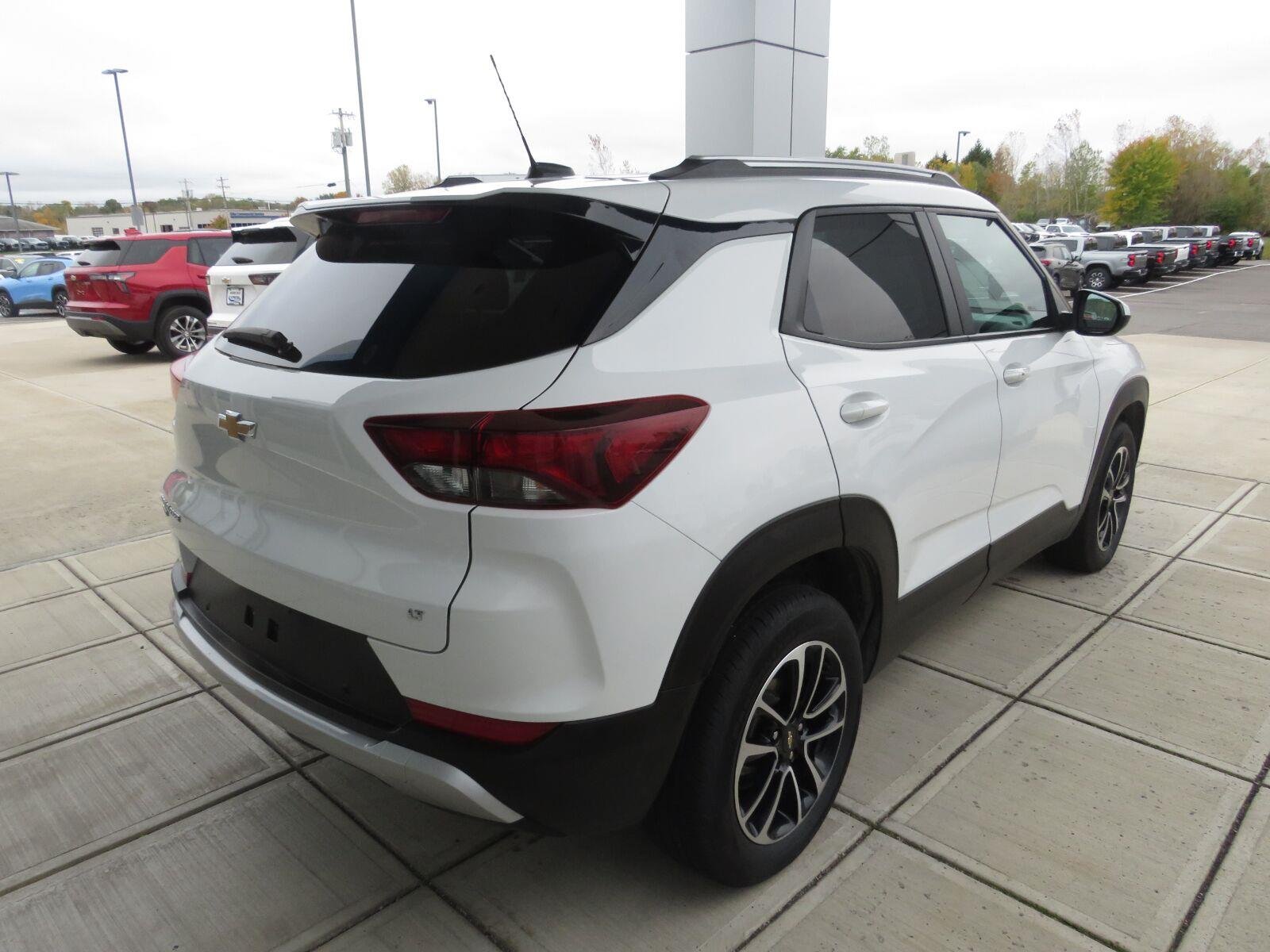 Used 2024 Summit White Chevrolet LT image 11