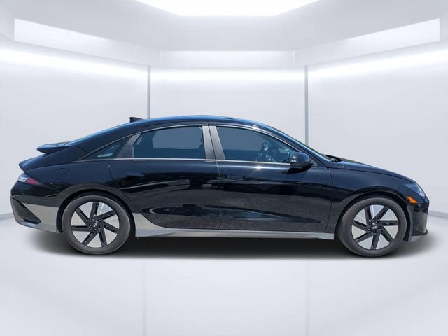 Used 2023 Black Hyundai SE image 2