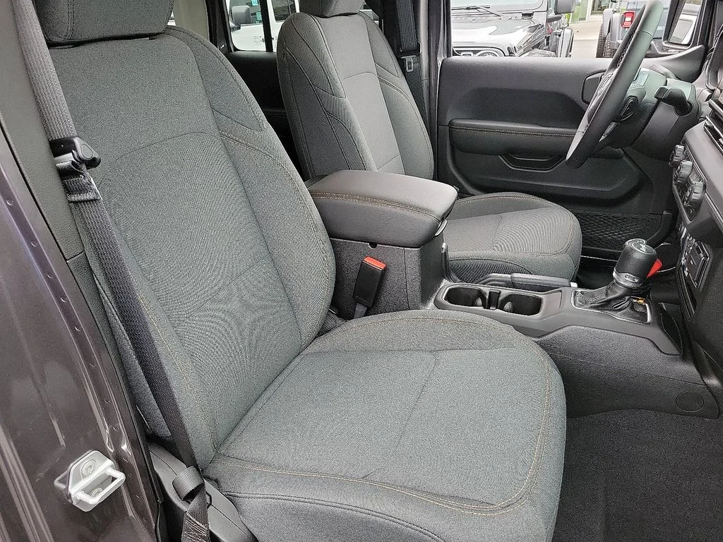 2025 Jeep Wrangler 4-Door Sahara - Photo 15