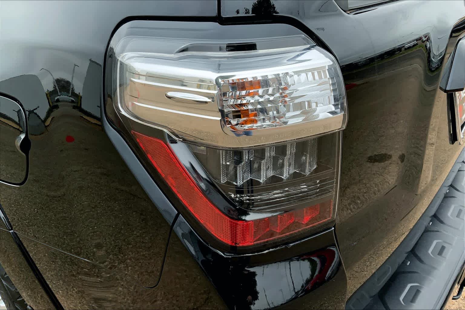 Used 2018 Midnight Black Metallic Toyota SR5 Premium image 27