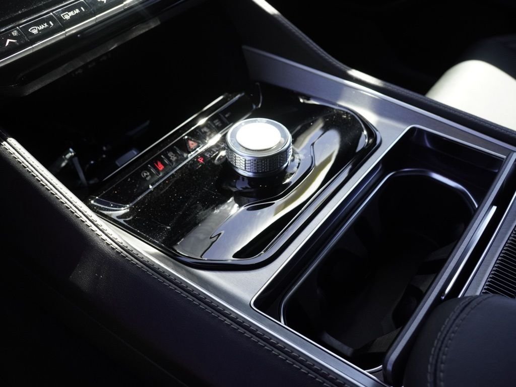 New 2026 Bright White Clear-Coat Exterior Paint Jeep  image 18