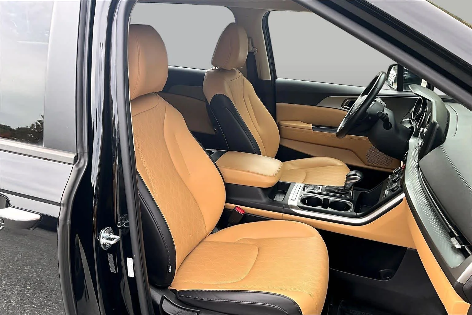 Used 2022 Aurora Black Kia LXS image 8