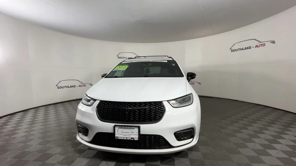 Used 2025 White Chrysler Limited image 4