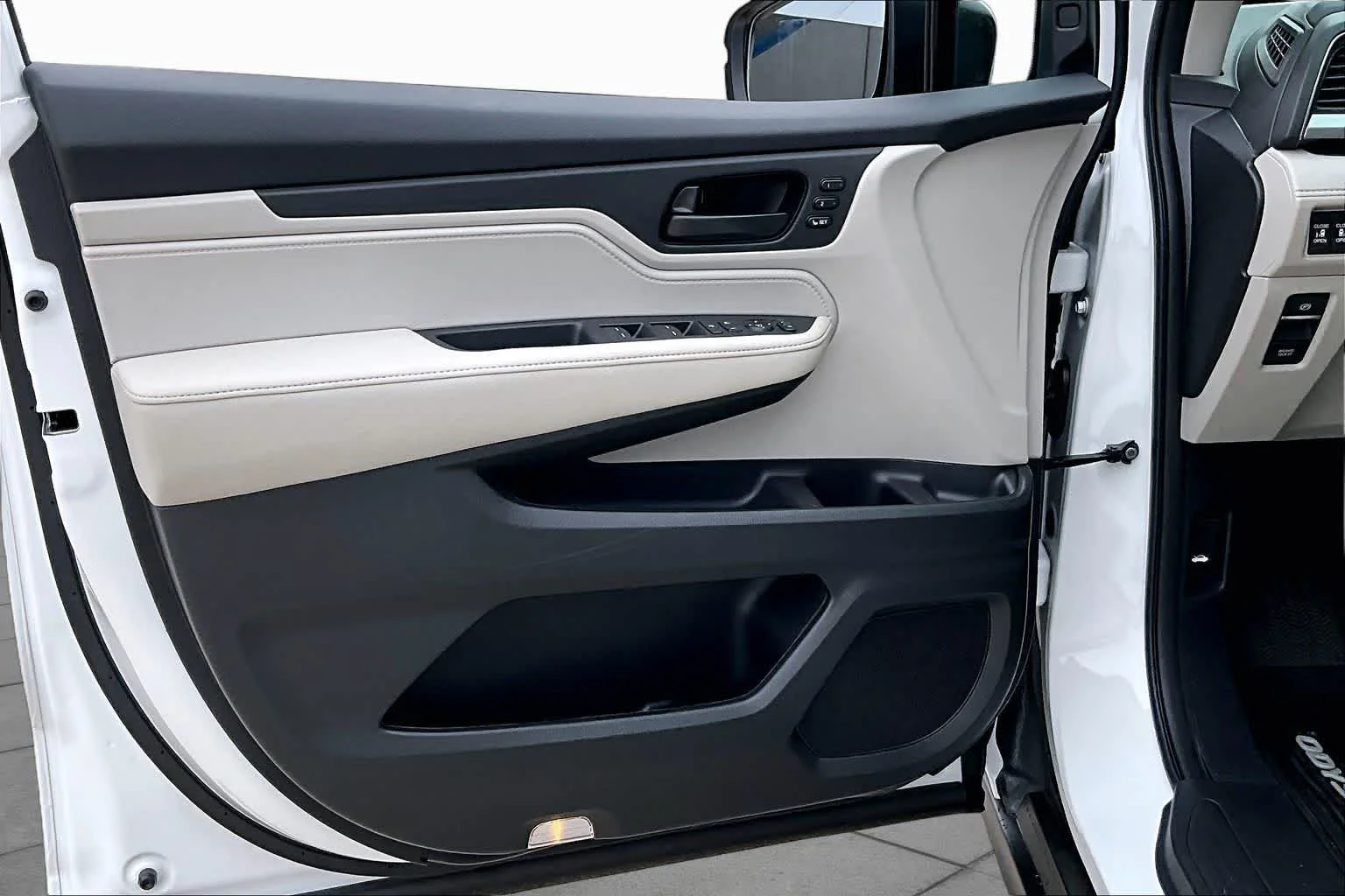 New 2026 Platinum White Pearl Honda EX-L image 10