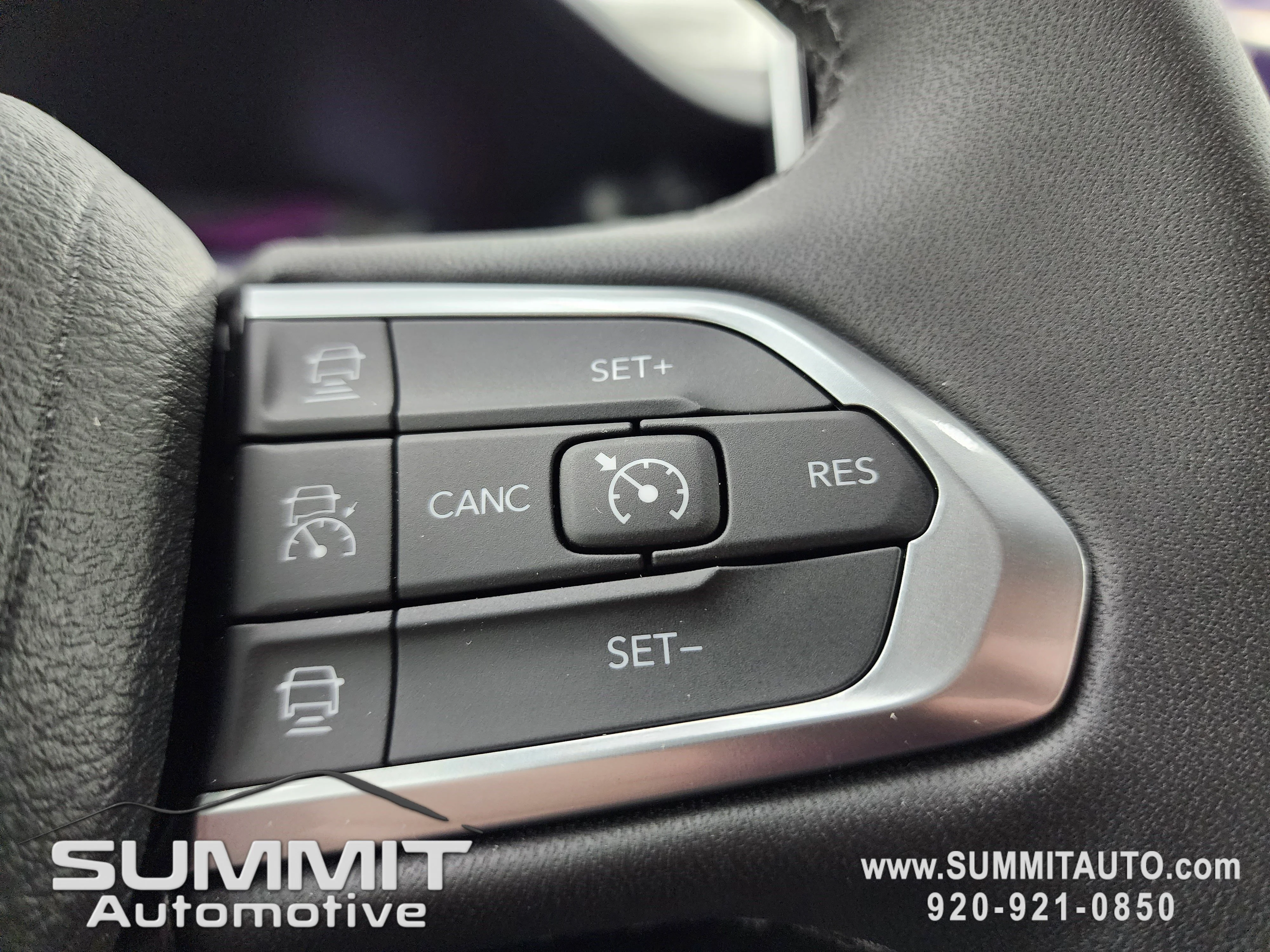 New 2026 Diamond Black Crystal Pearlcoat Jeep Latitude image 13