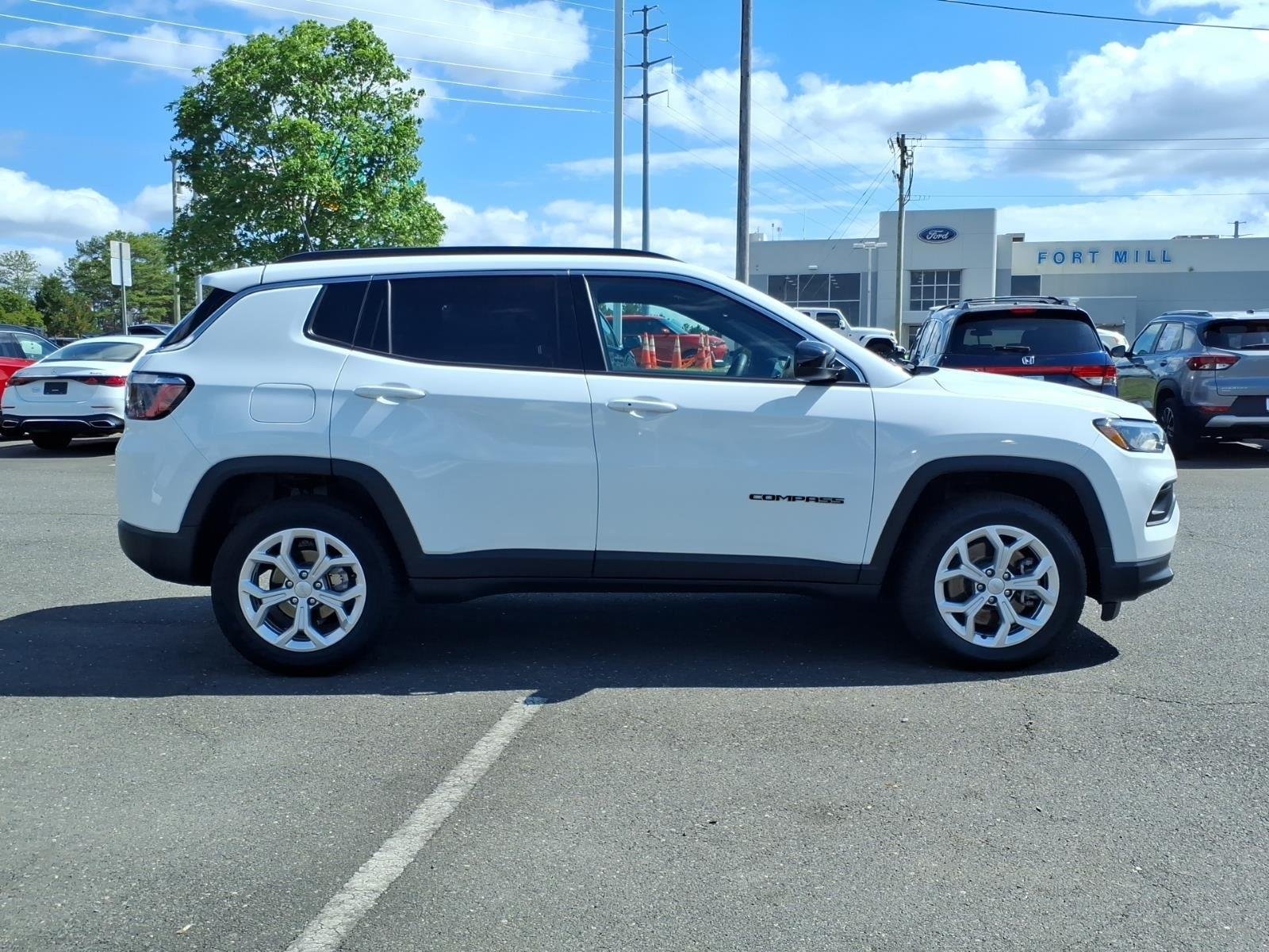 Used 2024 Bright White Clearcoat Jeep Latitude image 9