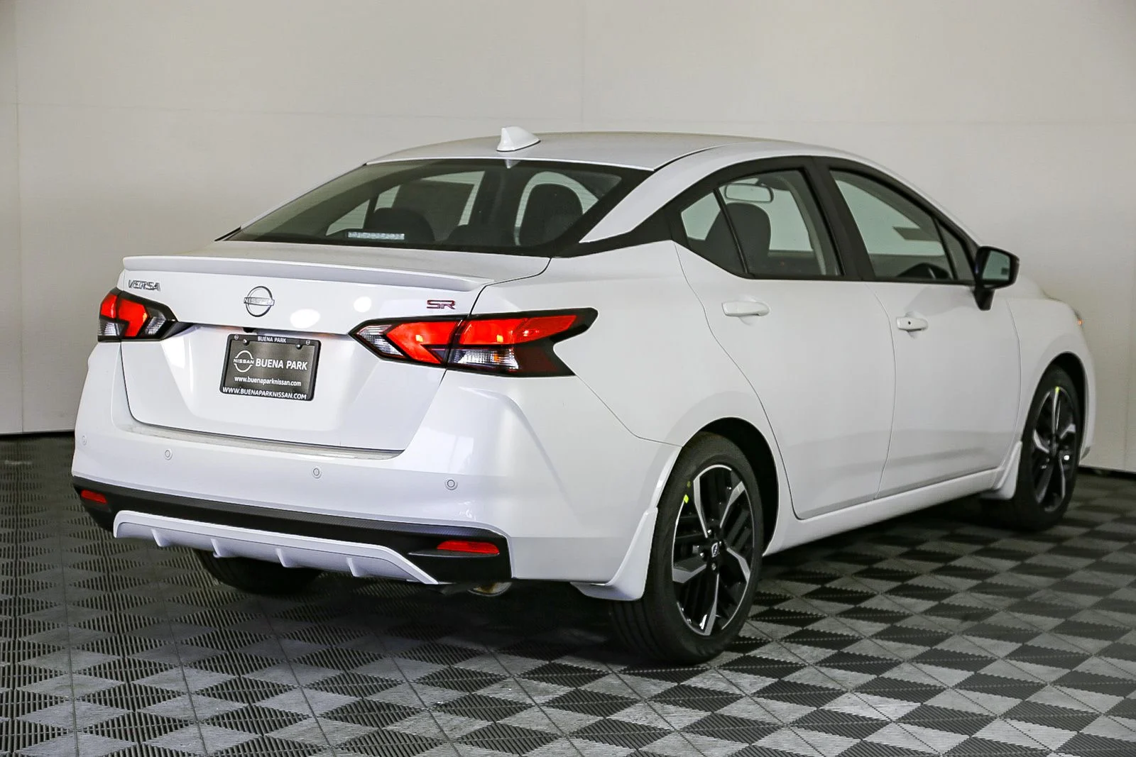 2025 Nissan Versa Sedan SR - Photo 9