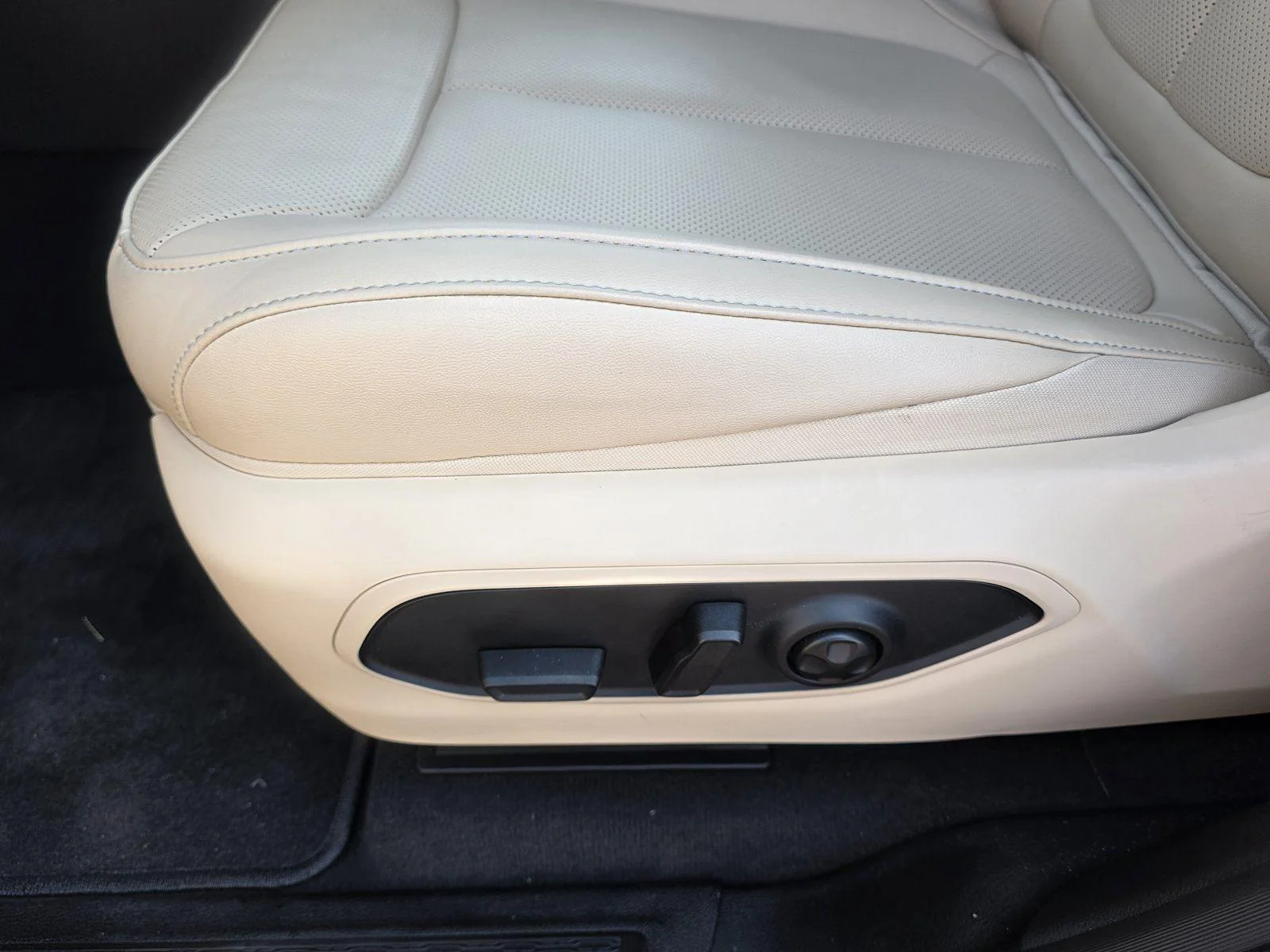 Used 2025 Velvet Red Pearlcoat Jeep Limited image 19