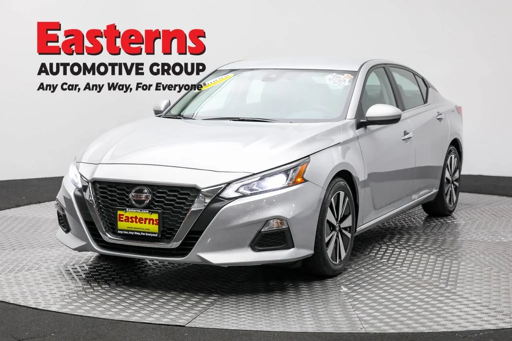 Used 2022 Silver Nissan 2.5 SV image 1