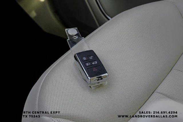 Used 2024  Land Rover SE image 62