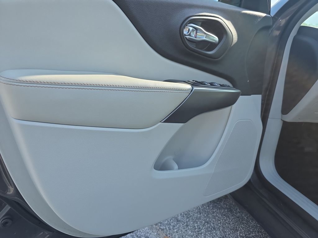 Used 2020 Gray Jeep Latitude Plus image 17