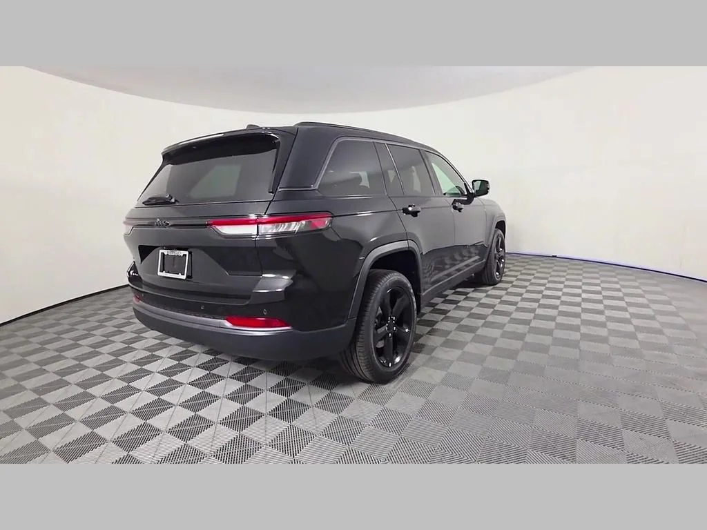 New 2026 Diamond Black Crystal Pearl-Coat Exterior Paint Jeep Limited image 24