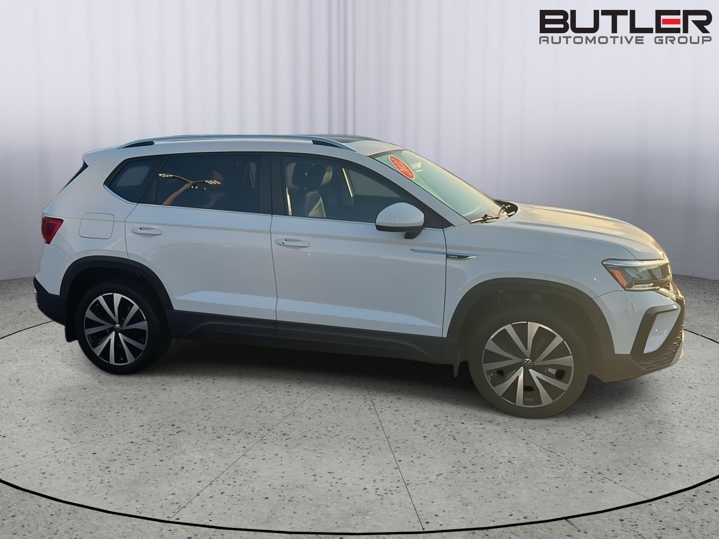 Used 2022 Pure White Volkswagen SE image 6