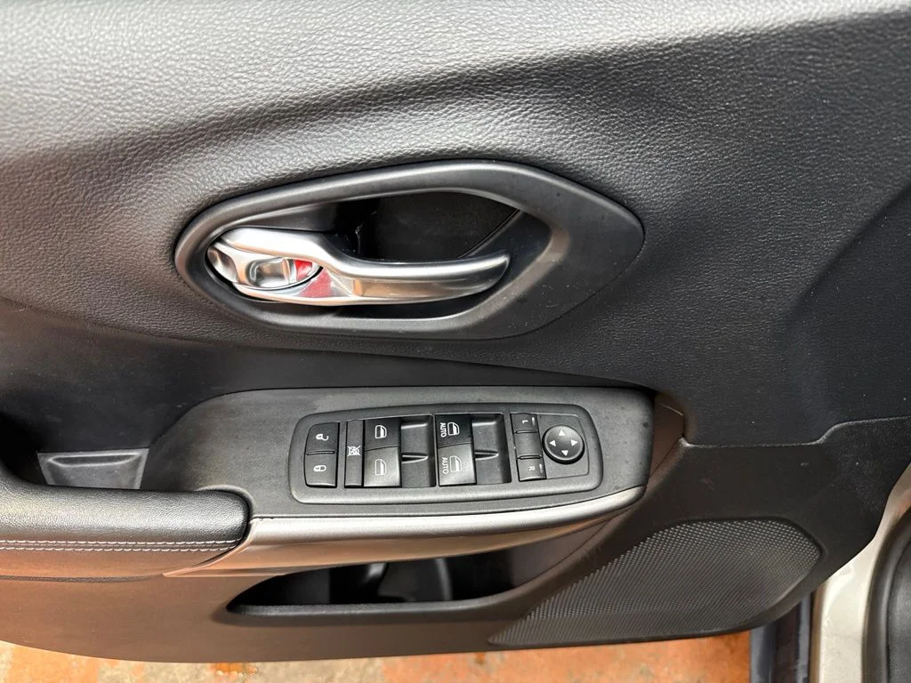 Used 2019 Light Brownstone Pearlcoat Jeep Latitude Plus image 22