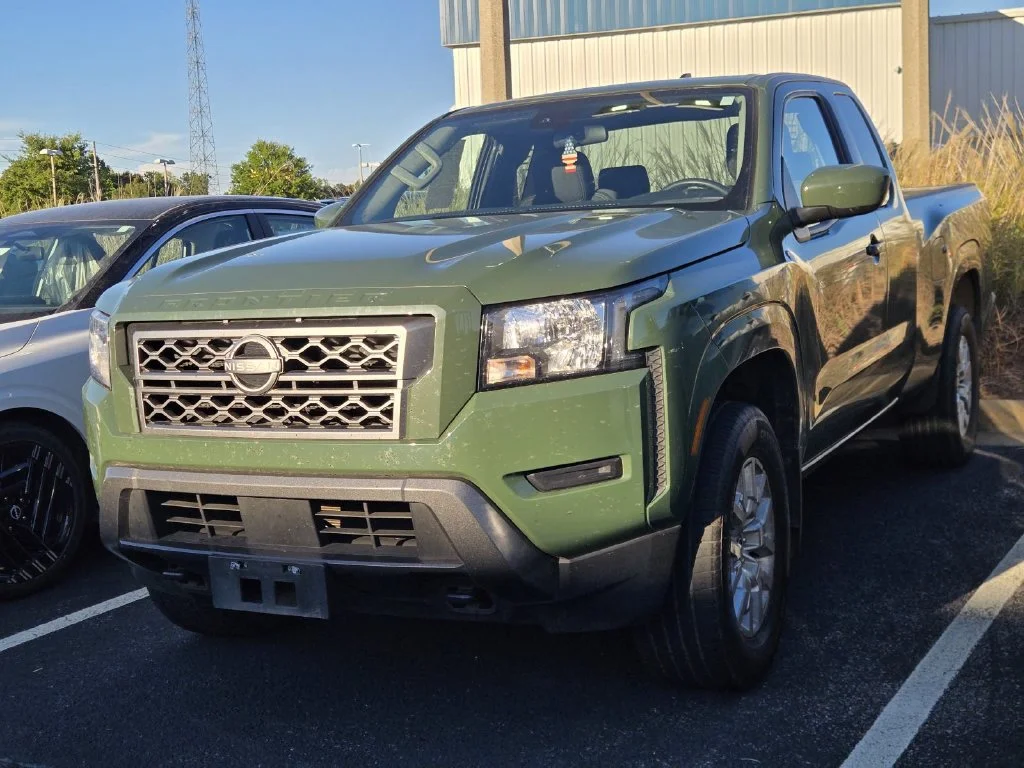 Used 2023 Green Nissan SV image 3