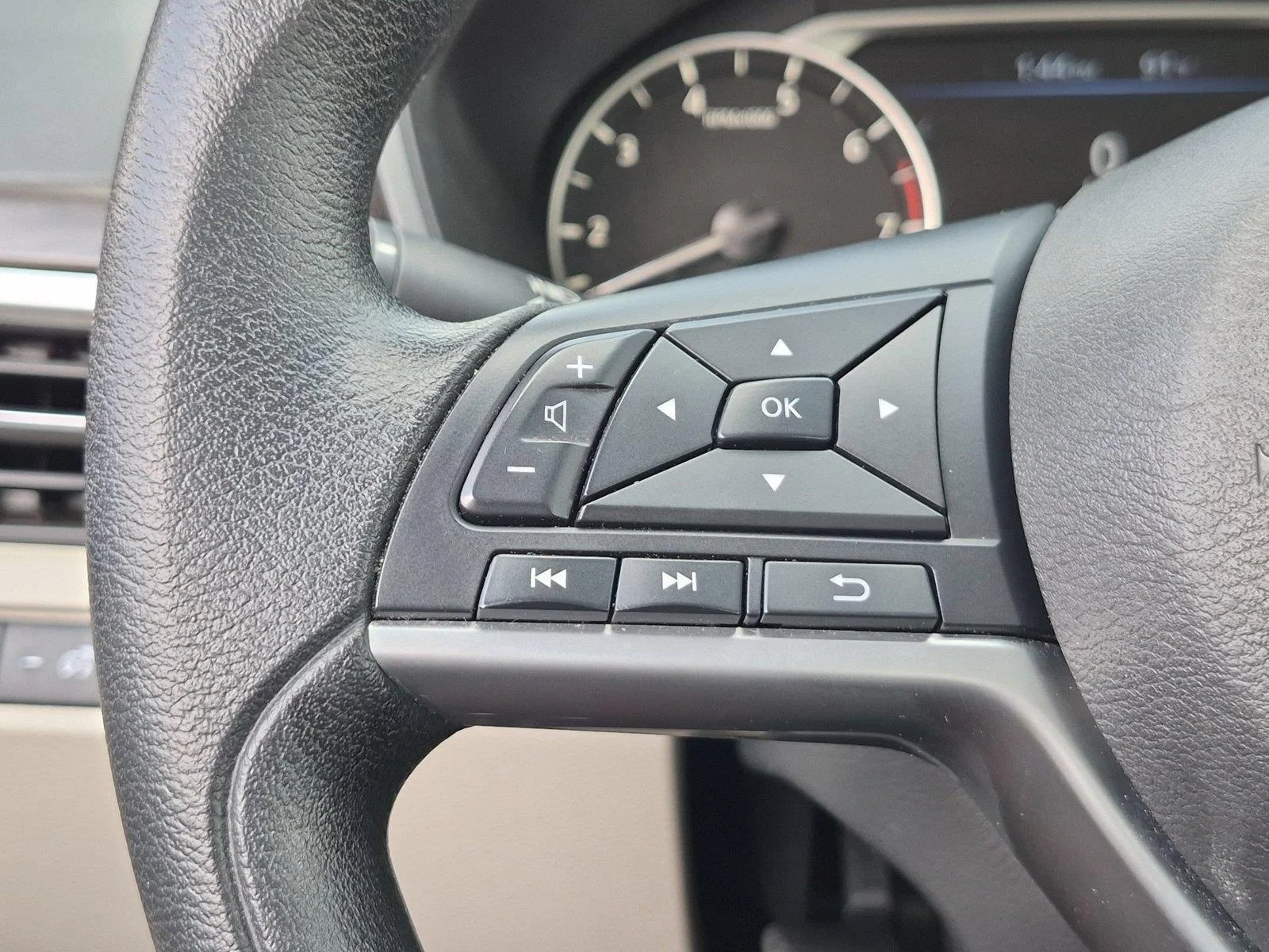 Used 2025 Super Black Nissan SV image 19
