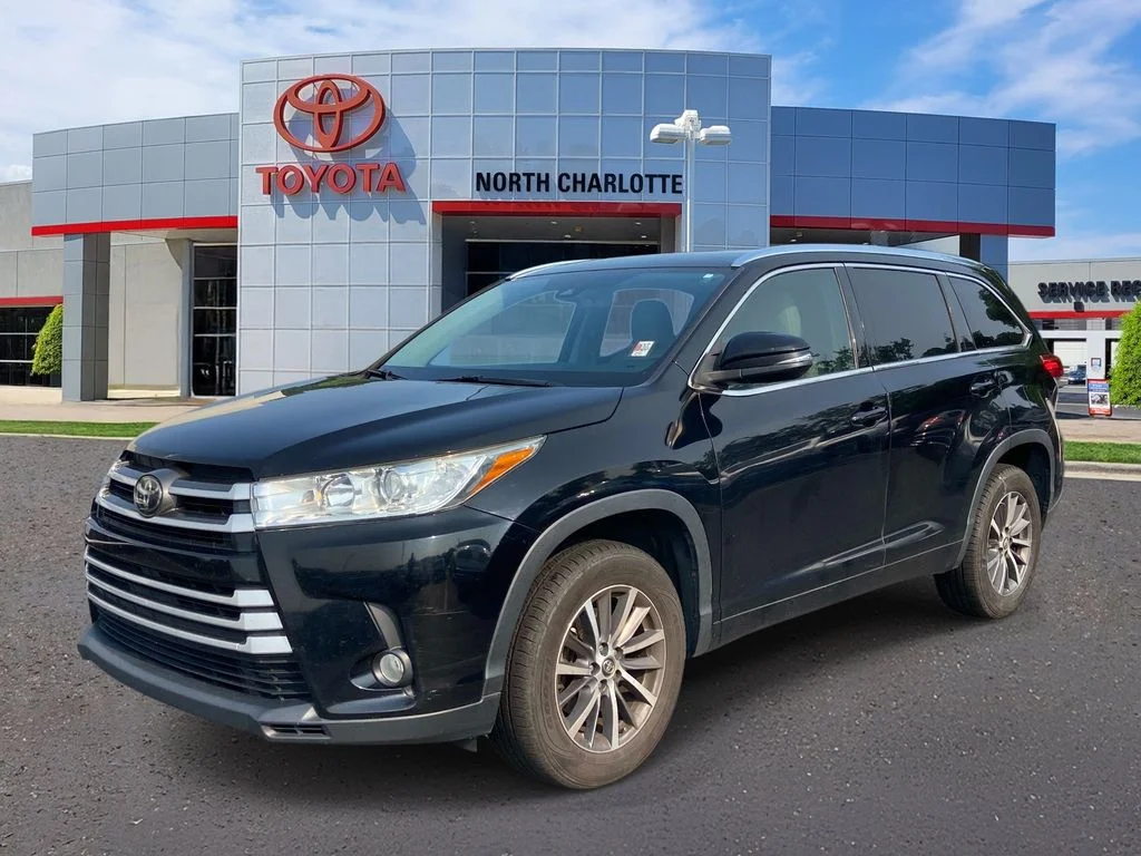 Used 2018 Black Toyota XLE image 3