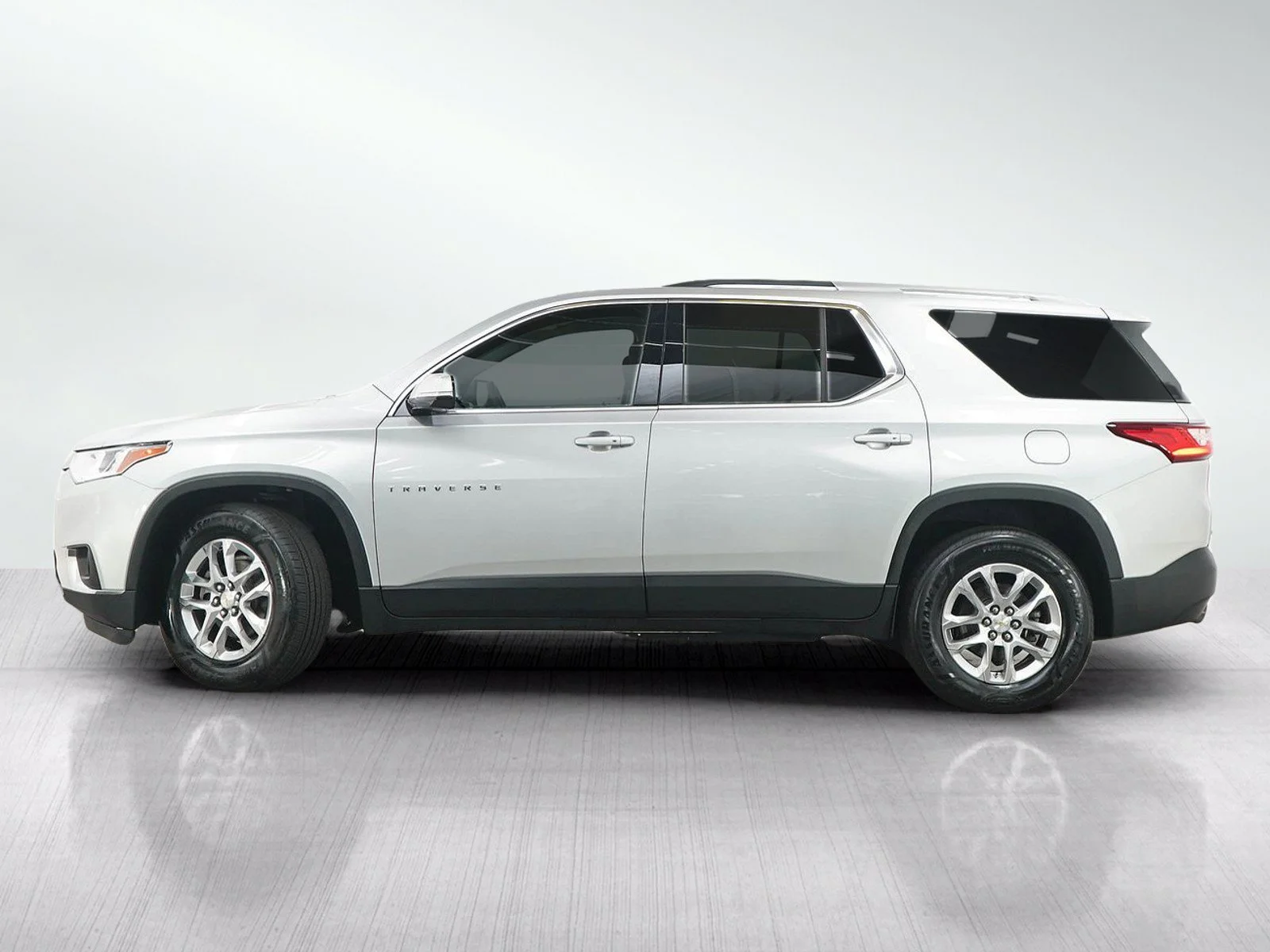 Used 2018 Chevrolet Traverse 1LT with VIN 1GNEVGKW4JJ259403 for sale in Burnsville, Minnesota