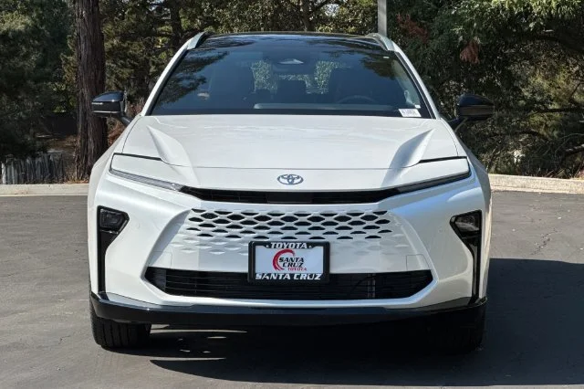 New 2026 Oxygen White <sup>1</sup> Toyota  Limited image 9