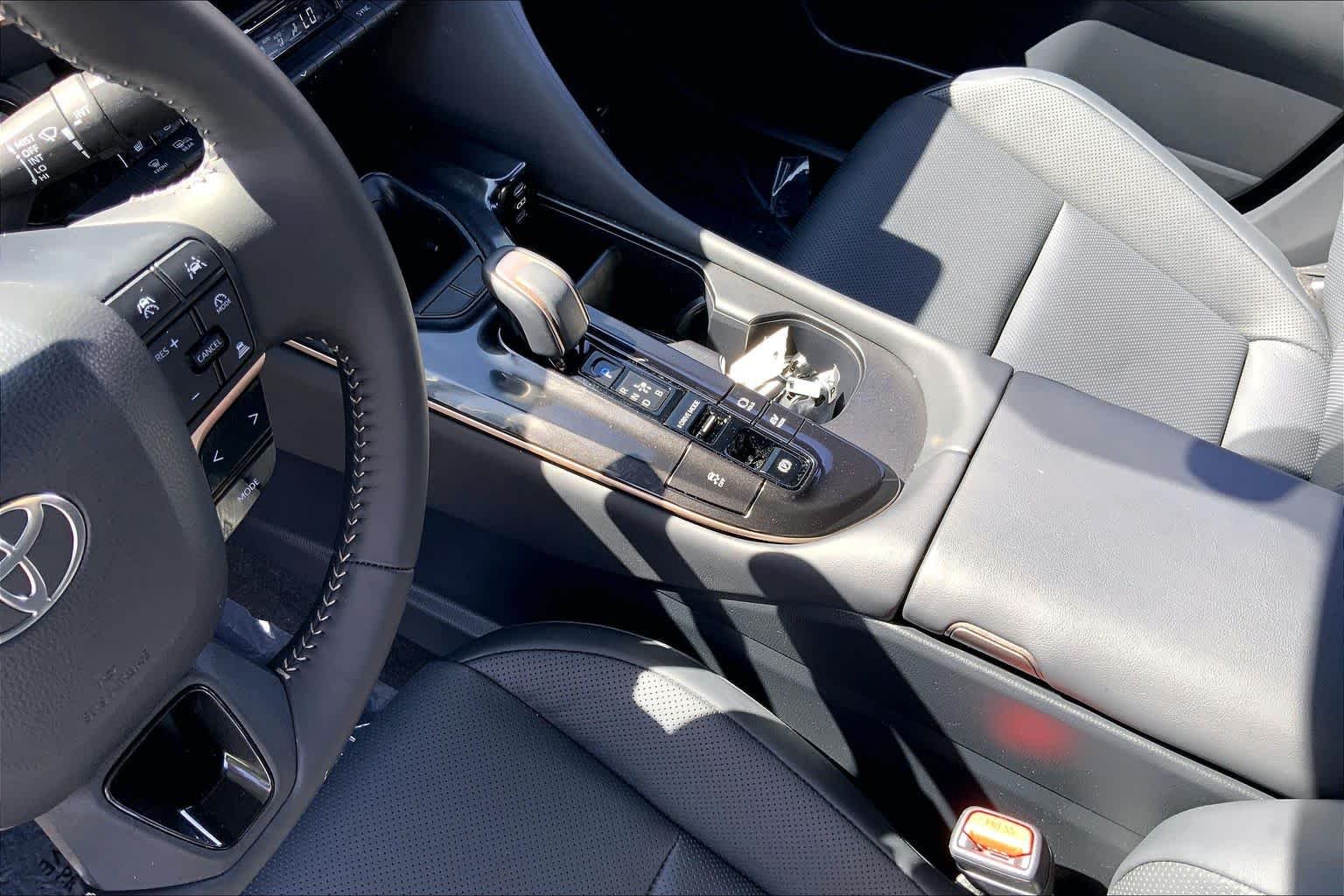 2026 Toyota Crown XLE - Photo 16