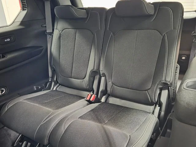 New 2026 Bright White Clear-Coat Exterior Paint Jeep Laredo X image 9