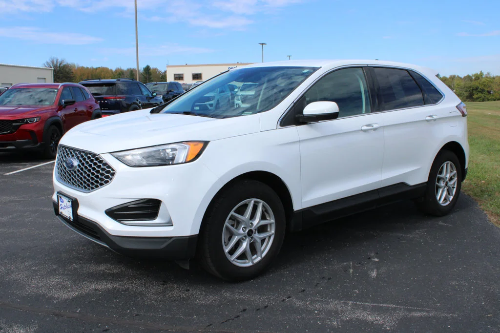 Certified Used 2024 Oxford White Ford SEL image 3