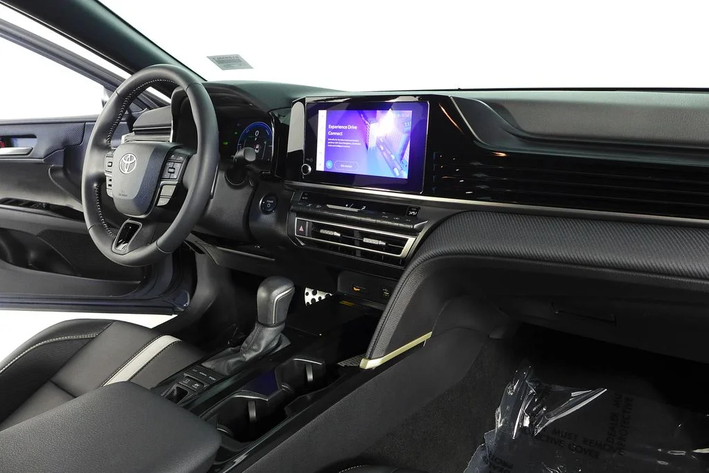 Used 2025  Toyota SE image 13
