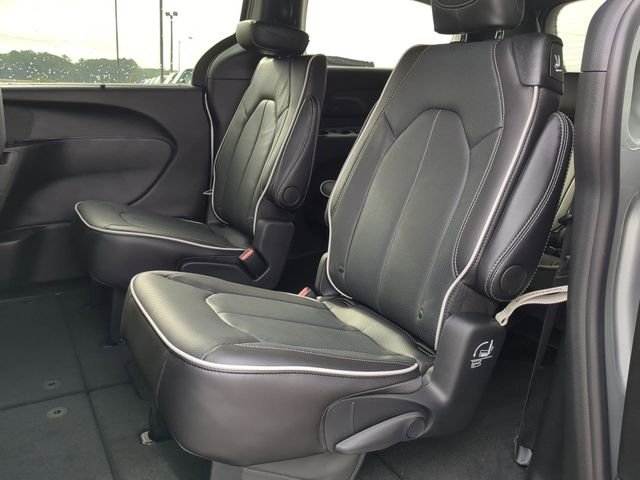 New 2026 Silver Mist Clear-Coat Exterior Paint Chrysler Limited image 21