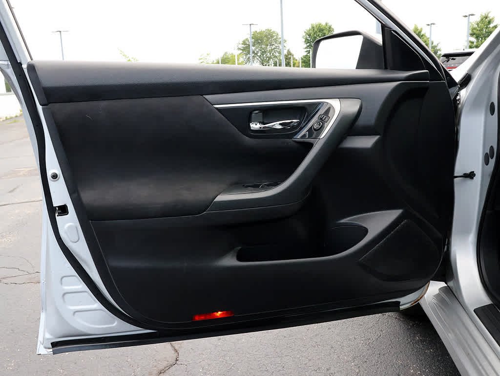 Used 2014 Brilliant Silver Metallic Nissan 2.5 S image 16