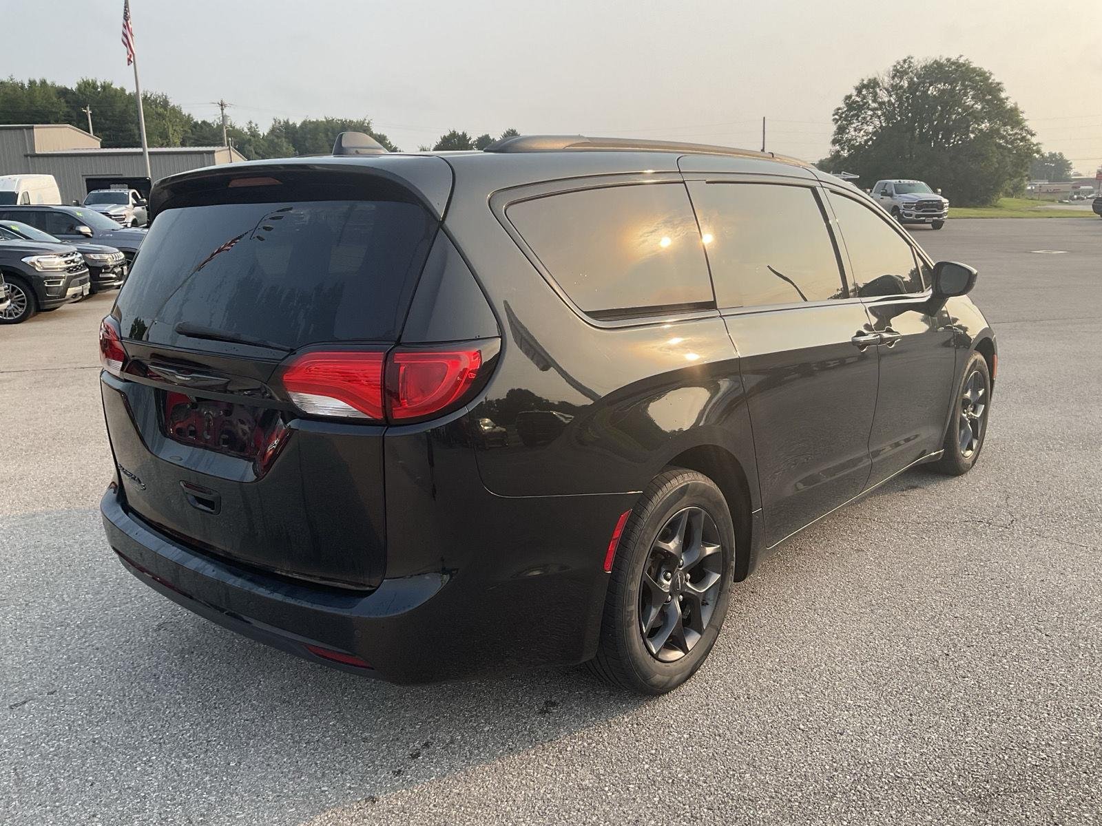 Used 2019 Brilliant Black Crystal Pearlcoat Chrysler Touring L Plus image 6