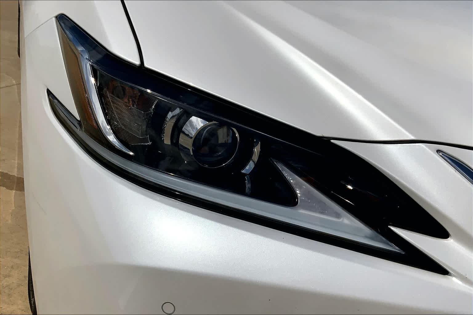 Used 2020 Eminent White Pearl Lexus  image 27