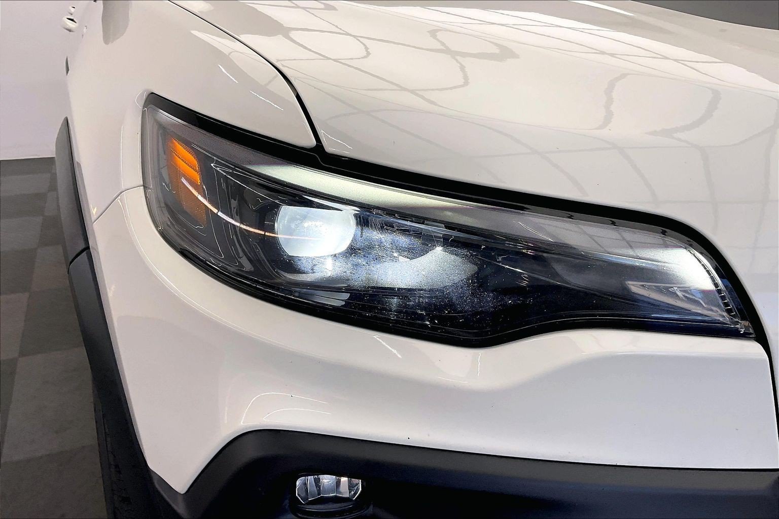 Used 2019 Pearl White Pearlcoat Jeep Trailhawk image 28