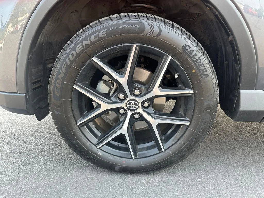 Used 2018 Gray Toyota SE image 12