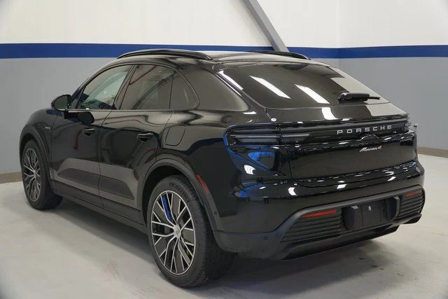 2026 Porsche Macan Base - Photo 3