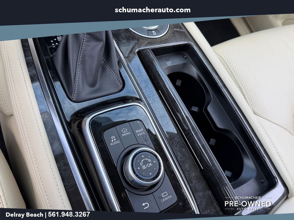 Used 2024 White INFINITI LUXE image 25